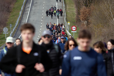 Peregrinos caminan rumbo a Javier en la primera de las jornadas celebrada este sábado, 7 de marzo