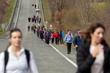 Peregrinos caminan rumbo a Javier en la primera de las jornadas celebrada este sábado, 7 de marzo