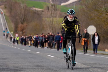 Peregrinos caminan rumbo a Javier en la primera de las jornadas celebrada este sábado, 7 de marzo