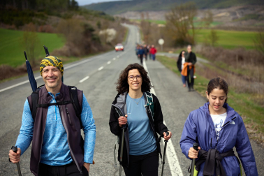 Peregrinos caminan rumbo a Javier en la primera de las jornadas celebrada este sábado, 7 de marzo