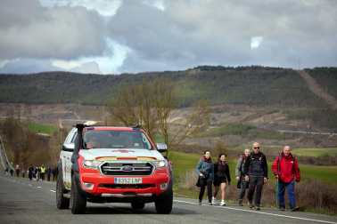 Peregrinos caminan rumbo a Javier en la primera de las jornadas celebrada este sábado, 7 de marzo
