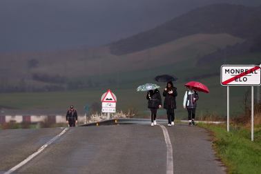 Peregrinos caminan rumbo a Javier en la primera de las jornadas celebrada este sábado, 7 de marzo