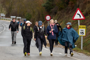 Peregrinos caminan rumbo a Javier en la primera de las jornadas celebrada este sábado, 7 de marzo