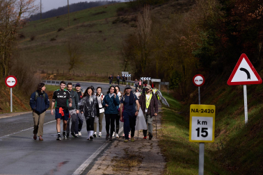 Peregrinos caminan rumbo a Javier en la primera de las jornadas celebrada este sábado, 7 de marzo