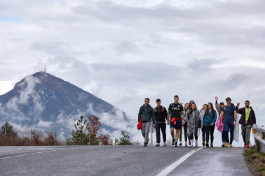 Peregrinos caminan rumbo a Javier en la primera de las jornadas celebrada este sábado, 7 de marzo