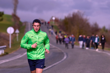 Peregrinos caminan rumbo a Javier en la primera de las jornadas celebrada este sábado, 7 de marzo