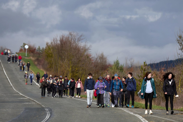 Peregrinos caminan rumbo a Javier en la primera de las jornadas celebrada este sábado, 7 de marzo