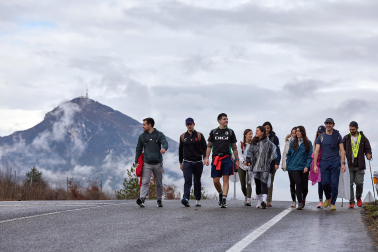 Peregrinos caminan rumbo a Javier en la primera de las jornadas celebrada este sábado, 7 de marzo