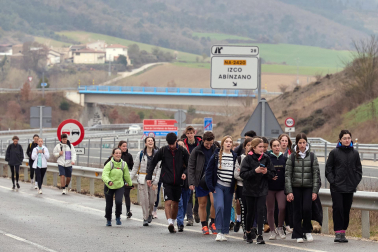 Peregrinos caminan rumbo a Javier en la primera de las jornadas celebrada este sábado, 7 de marzo