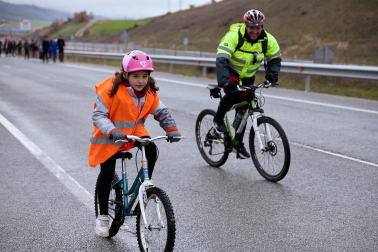 Peregrinos caminan rumbo a Javier en la primera de las jornadas celebrada este sábado, 7 de marzo