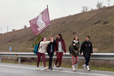 Peregrinos caminan rumbo a Javier en la primera de las jornadas celebrada este sábado, 7 de marzo