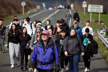 Peregrinos caminan rumbo a Javier en la primera de las jornadas celebrada este sábado, 7 de marzo