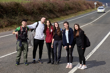 Peregrinos caminan rumbo a Javier en la primera de las jornadas celebrada este sábado, 7 de marzo