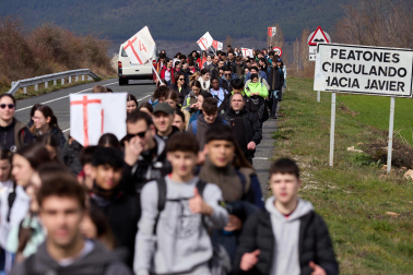 Peregrinos caminan rumbo a Javier en la primera de las jornadas celebrada este sábado, 7 de marzo