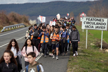 Peregrinos caminan rumbo a Javier en la primera de las jornadas celebrada este sábado, 7 de marzo