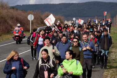 Peregrinos caminan rumbo a Javier en la primera de las jornadas celebrada este sábado, 7 de marzo
