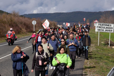 Peregrinos caminan rumbo a Javier en la primera de las jornadas celebrada este sábado, 7 de marzo