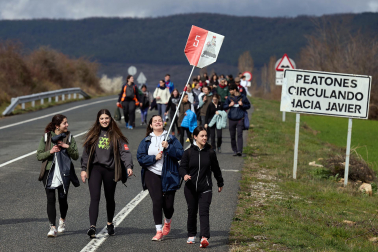 Peregrinos caminan rumbo a Javier en la primera de las jornadas celebrada este sábado, 7 de marzo