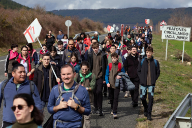 Peregrinos caminan rumbo a Javier en la primera de las jornadas celebrada este sábado, 7 de marzo