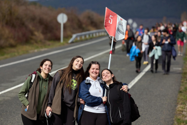 Peregrinos caminan rumbo a Javier en la primera de las jornadas celebrada este sábado, 7 de marzo