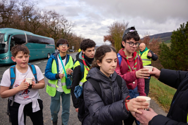 Peregrinos caminan rumbo a Javier en la primera de las jornadas celebrada este sábado, 7 de marzo
