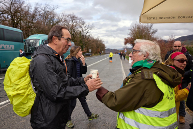 Peregrinos caminan rumbo a Javier en la primera de las jornadas celebrada este sábado, 7 de marzo