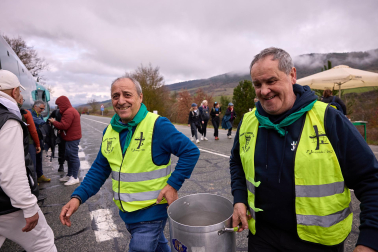 Peregrinos caminan rumbo a Javier en la primera de las jornadas celebrada este sábado, 7 de marzo