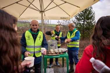 Peregrinos caminan rumbo a Javier en la primera de las jornadas celebrada este sábado, 7 de marzo
