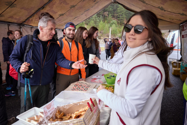 Peregrinos caminan rumbo a Javier en la primera de las jornadas celebrada este sábado, 7 de marzo