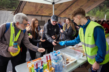 Peregrinos caminan rumbo a Javier en la primera de las jornadas celebrada este sábado, 7 de marzo
