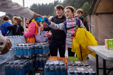 Peregrinos caminan rumbo a Javier en la primera de las jornadas celebrada este sábado, 7 de marzo