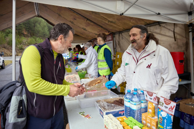 Peregrinos caminan rumbo a Javier en la primera de las jornadas celebrada este sábado, 7 de marzo