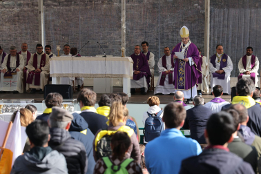 Multitudinaria celebración eucarística en la explanada del castillo de Javier este domingo, 8 de marzo