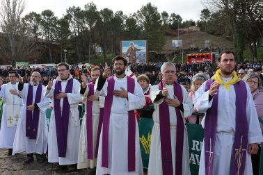 Multitudinaria celebración eucarística en la explanada del castillo de Javier este domingo, 8 de marzo