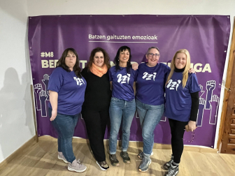 Desde la izquierda, Edurne Mutuberria, Edurne Lamuedra, Esther Riaño, Izaskun Iparragirre y Jaione Zabalo, este 8 de marzo en Ezkurra.