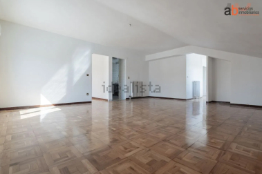 Salón abuhardillado y listo para amueblar en el ático a la venta en la calle Abejeras