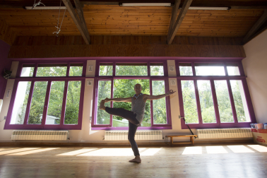 Omkar Carabia lleva más de 25 años dedicándose a impartir yoga