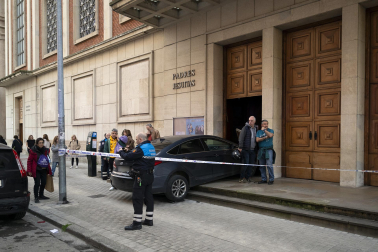 Un coche se empotra contra la puerta de la iglesia de Jesuitas en Pamplona