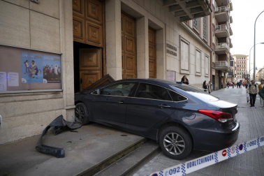 Un coche se empotra contra la puerta de la iglesia de Jesuitas en Pamplona