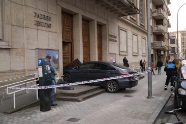 Un coche se empotra contra la puerta de la iglesia de Jesuitas en Pamplona