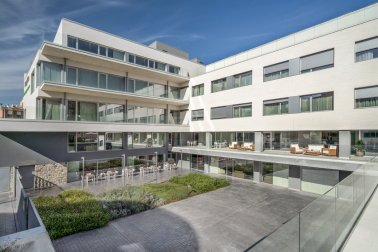Con una capacidad para 157 personas, la residencia DomusVi Pamplona ofrece comodidad y seguridad