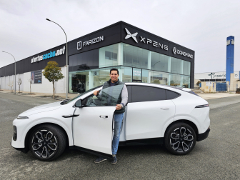 El nuevo Xpeng G6 y Walid Moreno, director comercial.