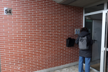La puerta del portal del número 54 lleva "cerca de dos años rota".