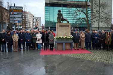 Asistentes al acto organizado posan junto al Monumento a las Víctimas del Terrorismo al final de la ofrenda floral