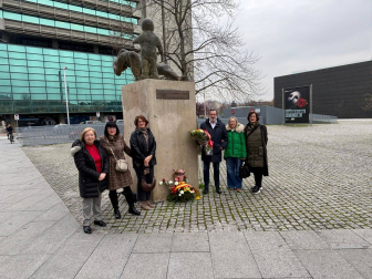 Miembros de Anvite, junto al Monumento a las Víctimas del Terrorismo, este 11 de marzo a las 10 de la mañana