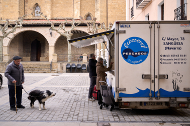 Lumbierinos a la espera de adquirir pescado fresco en la plaza de los Fueros, en una reciente mañana de viernes