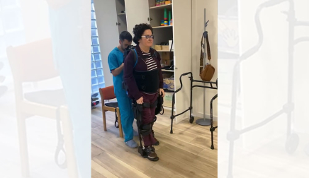 Demostración del uso del exoesqueleto por una usuaria de la asociación Esclerosis Múltiple de Navarra.