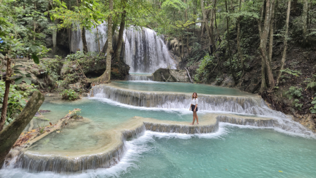 Raquel Vidorreta en la cascada de Mata Jitu, en la isla de Mojo (Sumbawa, Indonesia)