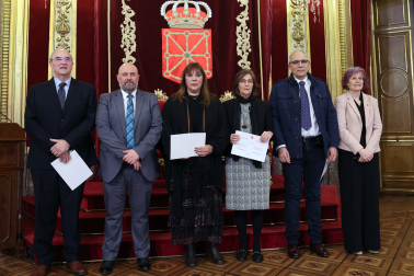 Los consejeros José Luis Arasti y Rebeca Esnaola posan con cuatro de los hijos de Miguel Gortari Beiner, Javier, Beatriz, María y Martín