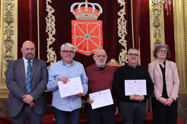 Los consejeros José Luis Arasti y Rebeca Esnaola posan junto a tres de los hijos de Nicolás Navallas, Javier, Agustín y Ángel